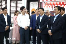 Đại tướng Lương Tam Quang (thứ 2, từ phải sang) kiểm tra công tác bầu cử tại phường Thuận Hóa, thành phố Huế. (Ảnh: Văn Dũng/TTXVN)