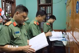 Lực lượng Công an kiểm tra, thu giữ nhiều tài liệu, sổ sách và chứng cứ tại Đền Công đồng Bắc Lệ (tỉnh Lạng Sơn). (Ảnh: TTXVN phát)