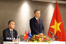 Tổng Bí thư, Chủ tịch nước Tô Lâm nói chuyện với cán bộ, nhân viên Đại sứ quán Việt Nam tại New Zealand. (Ảnh: Thống Nhất/TTXVN)