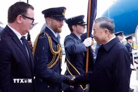 Quan chức New Zealand đón Tổng Bí thư, Chủ tịch nước Tô Lâm tại Sân bay quốc tế Auckland. (Ảnh: Thống Nhất/TTXVN)