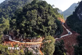 Con đường dài gần 3km từ thôn Làng Đăm, xã Vạn Linh vào khu dân cư Lân Nóng, thôn Loi, xã Cai Kinh, tỉnh Lạng Sơn uốn khúc quanh sườn núi. (Ảnh: Văn Đạt/TTXVN)