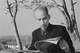 Chủ tịch Hồ Chí Minh không những là nhà báo mà còn là độc giả tích cực của báo chí trong nước và thế giới. Bác tự rèn mình một phong cách đọc báo đều đặn, nghiêm túc. Trong ảnh: Chủ tịch Hồ Chí Minh đọc báo trước ngôi nhà nghỉ của Người khi sang thăm Trung Quốc, năm 1953. (Ảnh: TTXVN)