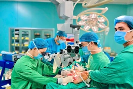 Các bác sỹ thực hiện ca phẫu thuật. (Nguồn: Bệnh viện Bệnh Nhiệt đới Trung ương)
