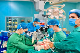 Các bác sỹ thực hiện ca phẫu thuật. (Nguồn: Bệnh viện Bệnh Nhiệt đới Trung ương)