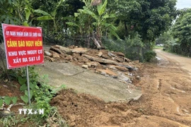 Chính quyền xã Suối Hai đã tiến hành thu dọn đất đá sạt lở từ trên núi và đặt biển cảnh báo tại thôn 9, xóm Xẩm. (Ảnh: Quốc Lũy/TTXVN)