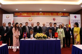 Ký kết biên bản khóa họp song phương giữa Viện Hàn lâm Khoa học và Công nghệ Việt Nam và Bộ Công nghệ và Truyền thông Lào. (Ảnh: Tiến Lực/TTXVN)