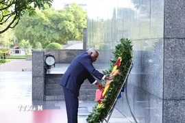 Chủ tịch Quốc hội Cuba Esteban Lazo Hernández đến đặt vòng hoa và vào Lăng viếng Chủ tịch Hồ Chí Minh. (Ảnh: Minh Đức/TTXVN)