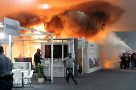 Đám cháy bắt nguồn từ một gian trưng bày trước khi lan nhanh lên lớp vải lót tường và trần. (Nguồn: Reuters)