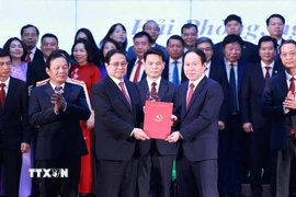 Thủ tướng Phạm Minh Chính trao Quyết định của Bộ Chính trị về việc chỉ định Bí thư Thành ủy Hải Phòng (mới), nhiệm kỳ 2020-2025 cho ông Lê Tiến Châu. (Ảnh: Dương Giang/TTXVN)