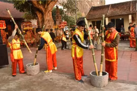 Tục giã bánh giầy tại sân đình Lục Giáp. (Nguồn: Sở Văn hóa, Thể thao và Du lịch tỉnh Ninh Bình)