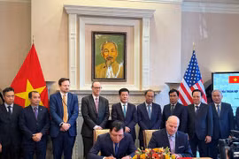 Bộ trưởng Công Thương Nguyễn Hồng Diên và Đại sứ Nguyễn Quốc Dũng chứng kiến Lễ ký thỏa thuận thương mại giữa doanh nghiệp Việt Nam và đối tác Mỹ. (Ảnh: Kiều Trang/TTXVN)