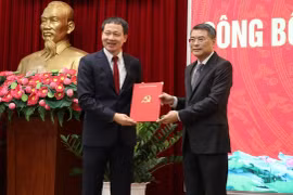 Trưởng Ban Tổ chức Trung ương Lê Minh Hưng (bên phải) trao quyết định của Bộ Chính trị về việc điều động, chỉ định ông Vũ Hồng Văn giữ chức Bí thư Tỉnh ủy Đồng Nai. (Ảnh: Công Phong/TTXVN)