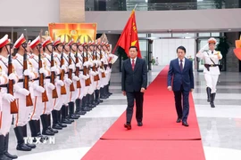 Đại tướng Lương Tam Quang, Bộ trưởng Bộ Công an Việt Nam và Thượng tướng Vanthong Kongmany, Bộ trưởng Bộ Công an Lào duyệt đội danh dự Công an nhân dân. (Ảnh: Phạm Kiên/TTXVN)