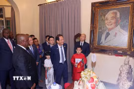 Tổng thống Nam Phi Matamela Cyril Ramaphosa thăm gia đình Đại tướng Võ Nguyên Giáp. (Ảnh: Văn Điệp/TTXVN)