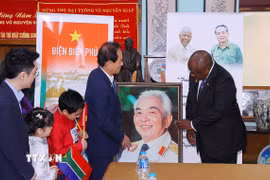 Gia đình tặng bức ảnh chân dung Đại tướng Võ Nguyên Giáp cho Tổng thống Nam Phi Matamela Cyril Ramaphosa. (Ảnh: Văn Điệp /TTXVN)