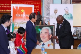 Gia đình tặng bức ảnh chân dung Đại tướng Võ Nguyên Giáp cho Tổng thống Nam Phi Matamela Cyril Ramaphosa. (Ảnh: Văn Điệp /TTXVN)