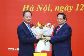 Thủ tướng Phạm Minh Chính trao quyết định và tặng hoa chúc mừng ông Trần Hồng Thái giữ chức Chủ tịch Viện Hàn lâm Khoa học và Công nghệ Việt Nam. (Ảnh: Dương Giang/TTXVN)