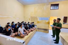 Tuyên truyền, hướng dẫn tại các khu giam, buồng giam để người bị tạm giữ, tạm giam nắm rõ các quy định. (Ảnh: TTXVN phát)