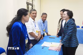 Phó Thủ tướng Phạm Thị Thanh Trà trao đổi, động viên tổ bầu cử tại Khu vực bỏ phiếu số 12 của phường Mường Thanh, tỉnh Điện Biên. (Ảnh: Xuân Tư/TTXVN)