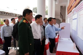 Bí thư Tỉnh ủy Tuyên Quang Hầu A Lềnh kiểm tra việc niêm yết danh sách cử tri, danh sách người ứng cử đại biểu Quốc hội khóa XVI và đại biểu Hội đồng Nhân dân các cấp nhiệm kỳ 2026-2031 tại khu vực bỏ phiếu trên địa bàn phường Bình Thuận. (Ảnh: Minh Tâm/TTXVN)