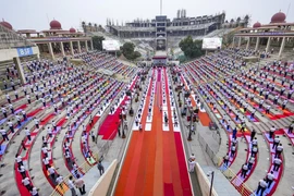 Nhân viên Lực lượng An ninh Biên giới Ấn Độ (BSF) cùng với các thành viên gia đình tham gia buổi tập yoga để kỷ niệm Ngày Quốc tế Yoga. (Nguồn: PTI)