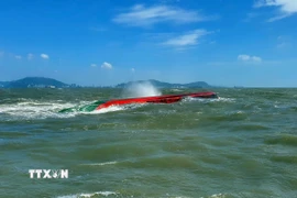 Chiếc sà lan Long An 05553 trong tình trạng bị lật úp trên vùng biển Vũng Tàu. (Ảnh: TTXVN phát)