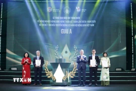 Ban Tổ chức trao 3 giải A Giải báo chí toàn quốc về nông nghiệp, nông dân, nông thôn Việt Nam lần thứ 3 năm 2025. (Ảnh: TTXVN phát)