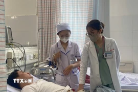Bệnh nhân nghi bị ngộ độc thực phẩm điều trị tại Bệnh viện Đa khoa Vũng Tàu. (Ảnh: TTXVN phát)