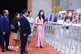Thủ tướng Phạm Minh Chính và Thủ tướng Vương quốc Thái Lan Paetongtarn Shinawatra tham quan trưng bày ảnh về quan hệ hợp tác giữa hai nước do Thông tấn xã Việt Nam thực hiện. (Ảnh: Dương Giang/TTXVN)