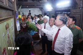 Tổng Bí thư Tô Lâm đến dâng hương tại Di tích nhà cụ Nguyễn Sinh Nhậm (ông nội Chủ tịch Hồ Chí Minh) ở xóm Sen 3, xã Kim Liên, huyện Nam Đàn. (Ảnh: Thống Nhất/TTXVN)