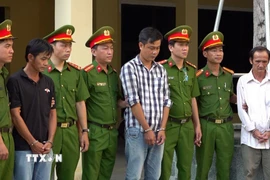 Các nghi can bị khởi tố trong đường dây buôn lậu hàng triệu dầu. (Ảnh: TTXVN phát)