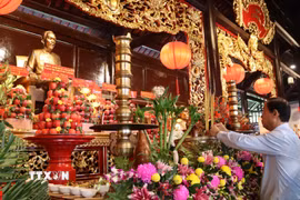 Ông Nguyễn Văn Thọ, Phó Chủ tịch Thường trực HĐND Thành phố Hồ Chí Minh, dâng hương tưởng niệm Chủ tịch Hồ Chí Minh và hương linh các Anh hùng liệt sỹ, đồng bào yêu nước. (Ảnh: Huỳnh Sơn/TTXVN)