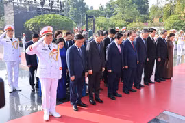 Các đồng chí lãnh đạo, nguyên lãnh đạo Đảng, Nhà nước đặt vòng hoa tại Đài tưởng niệm các Anh hùng liệt sỹ trên đường Bắc Sơn (Ba Đình, Hà Nội). (Ảnh: Minh Đức/TTXVN)
