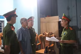 Cơ quan cảnh sát điều tra thực hiện Lệnh bắt bị can để tạm giam đối với Nguyễn Công Hợp. (Nguồn: Công an Nhân dân)