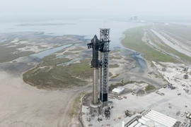 Tên lửa Starship của SpaceX trên bệ phóng tại cơ sở phóng vệ tinh Starbase ở Boca Chica, Texas, Mỹ. (Ảnh: THX/TTXVN)