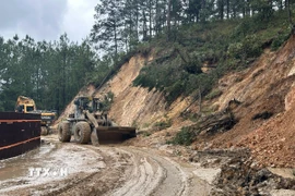 Đêm 3/12, sạt lở tiếp tục xảy ra, gây ách tắc tuyến đường cửa ngõ Đà Lạt dành cho xe tải đang được khắc phục sau sự cố sạt lở hôm 19/11. (Ảnh Chu Quốc Hùng/TTXVN)