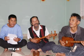 Nghệ nhân ưu tú Kray Sức, thôn A Liêng, xã Tà Rụt (ở giữa) đang truyền dạy các làn điệu dân ca Pa Cô cho các học viên trẻ. (Ảnh: TTXVN phát)