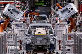 Dây chuyền lắp ráp xe điện ID.3 của Volkswagen tại nhà máy ở Zwickau, miền Tây Đức. (Ảnh: Spiegel/TTXVN)