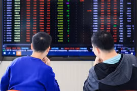 Nhà đầu tư theo dõi chỉ số chứng khoán tại tỉnh Giang Tô, Trung Quốc. (Ảnh: THX/TTXVN)