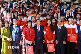 Thủ tướng Phạm Minh Chính với học sinh đoạt giải tại các kỳ thi quốc tế năm 2025. (Ảnh: Dương Giang/TTXVN)