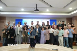 Đại diện doanh nghiệp Việt Nam và Indonesia chụp ảnh lưu niệm cùng ban tổ chức diễn đàn. (Ảnh: Minh Thái/TTXVN)