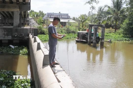 Quan trắc nồng độ mặn. (Ảnh: Hồng Thái/TTXVN)