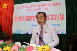 Phó Chủ tịch Thường trực Hội đồng Nhân dân tỉnh Vĩnh Long Nguyễn Minh Dũng phát biểu tại kỳ họp. (Ảnh: Phạm Minh Tuấn/TTXVN)