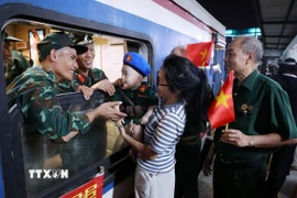 Tiễn người thân lên đường trở về đơn vị. (Ảnh: Quốc Khánh/ TTXVN)