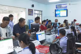 Người dân đến Trung tâm Phục vụ hành chính công xã Đăk Ơ thực hiện thủ tục hành chính công. (Ảnh: K GỬIH/TTXVN)