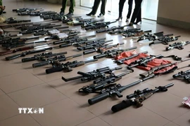 Tang vật thu giữ gồm: 64 khẩu súng quân dụng, 28.720 viên đạn, 24 khẩu súng công cụ hỗ trợ, 1.260 viên đạn bi và cao su. (Ảnh: TTXVN phát)