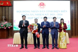 Lãnh đạo Hội đồng Nhân dân và Ủy ban Nhân dân tỉnh Điện Biên tặng hoa chúc mừng Phó Chủ tịch UBND tỉnh Điện Biên Nguyễn Văn Đoạt. (Ảnh: Trung Kiên/TTXVN)