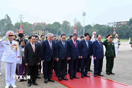 Đoàn đại biểu lãnh đạo, nguyên lãnh đạo Đảng, Nhà nước do Tổng Bí thư Tô Lâm dẫn đầu thành kính tưởng niệm Chủ tịch Hồ Chí Minh. (Ảnh: An Đăng/TTXVN)