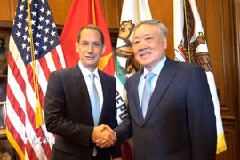 Phó Thủ tướng Thường trực Nguyễn Hòa Bình gặp Thị trưởng Thành phố San Francisco Daniel Lurie. (Ảnh: Ngọc Quang/TTXVN)