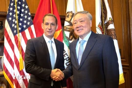 Phó Thủ tướng Thường trực Nguyễn Hòa Bình gặp Thị trưởng Thành phố San Francisco Daniel Lurie. (Ảnh: Ngọc Quang/TTXVN)